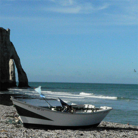 etretat plage galets barque