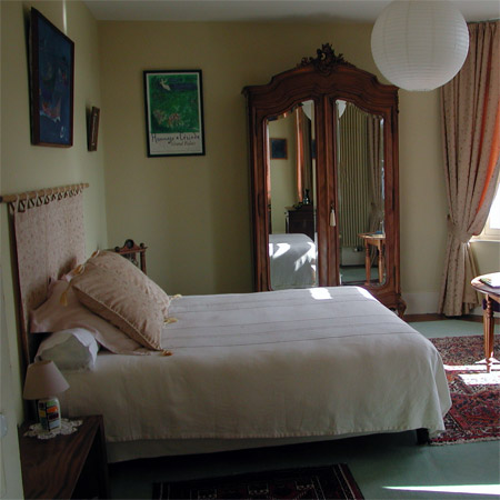 lit chambre jaune