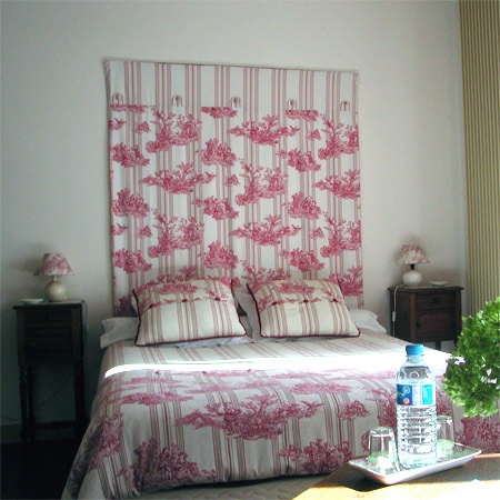 lit double chambre rouge