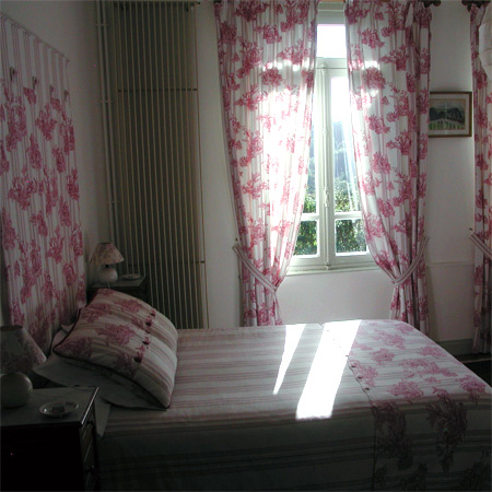 lit chambre rouge